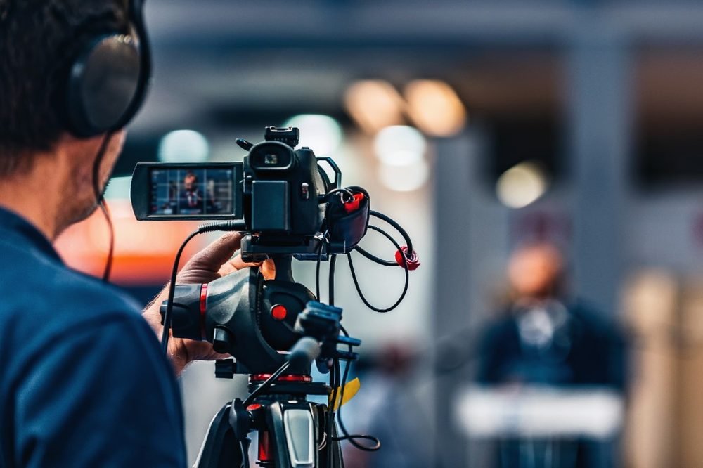 Kameramann bei der Aufnahme eines Interviews mit professionellem Videoequipment